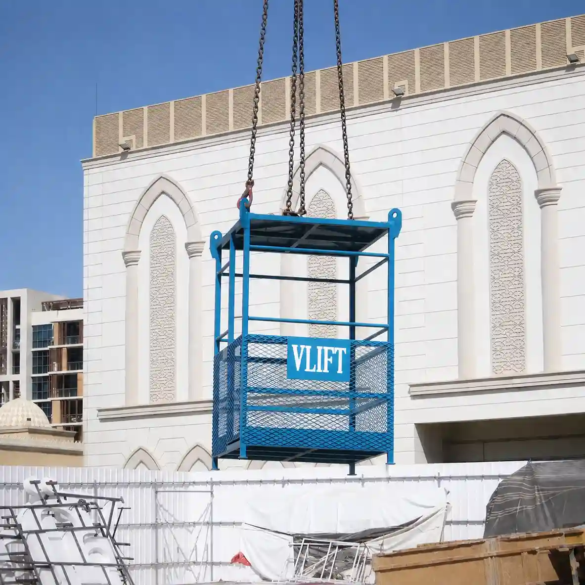 Man lifting cage | VLIFT